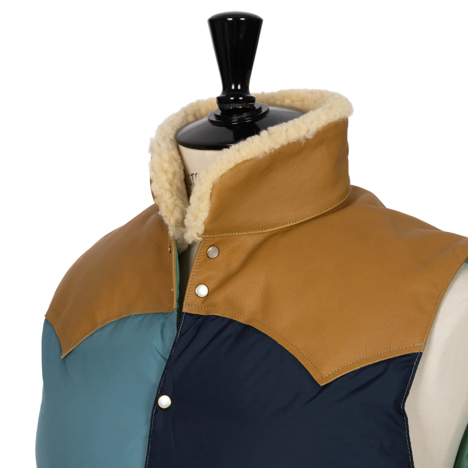 Rocky Mountain Featherbed x MJ: Daunenweste "Christy Multi-Patch Vest" mit Lammfellkragen